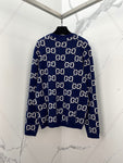 Maglione blu e grandi loghi monogramma