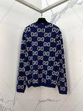 Maglione blu e grandi loghi monogramma