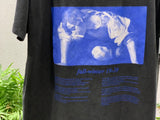 T-Shirt nera e dettagli blu