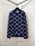 Maglione blu e grandi loghi monogramma