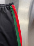 Pantaloni da jogging neri e strisce colorate