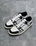 Sneakers in bianco e nero stile scheletro