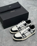 Sneakers in bianco e nero stile scheletro